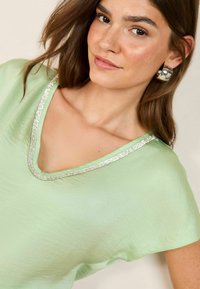 Friends Like These V-NECK DIAMANTE TRIM SHORT SLEEVE - Blūze - mint green
