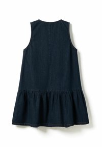 Tumša denima bez piedurknēm kleita, kurai ir guburts pie apakšmalas un minimālisma dizains. Vienkārša šuve pa šķautnēm.