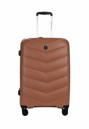 Valise rigide marron avec poignée télescopique, quatre roulettes noires pivotantes et motif chevron sur la surface avant.