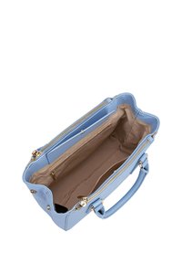 Borsa a mano blu chiaro con superficie texture, due scomparti, hardware dorato e una fodera interna beige con dettagli addizionali nelle tasche.