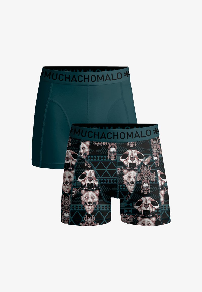 Žemyn šortai mėlynos ir juodos spalvos. Mėlyna pora yra vientisa, tuo tarpu juoda pora pasižymi sudėtingais gyvūnų kaukolių ir veidų raštais su geometrinėmis formomis.