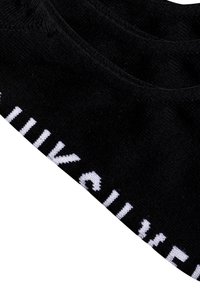 Zwarte gebreide trui met wit tekstontwerp. Heeft een ronde halslijn en een gladde textuur. De tekst is over de voorkant van de stof geplaatst.