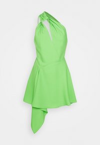 Grön halterneck-klänning med asymmetrisk fåll, gjord av mjukt tyg; har draperade detaljer vid halsringningen och midjan.