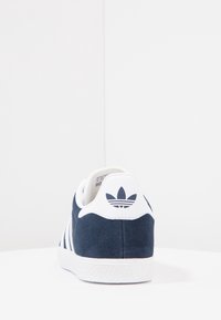adidas Originals GAZELLE UNISEX - Sneakers - collegiate navy/footwear white