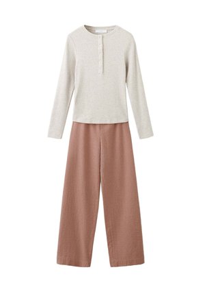 Top henley beige de manga larga combinado con pantalones marrones de talle alto y pierna ancha, presentado sobre un fondo blanco.