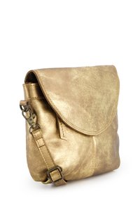Złota metaliczna torebka crossbody wykonana z teksturowanej skóry. Posiada zapięcie na klapkę oraz regulowany pasek z zatrzaskiem dla pewnego zamknięcia.