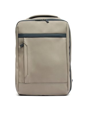 Beżowy prostokątny plecak z czarnymi zamkami błyskawicznymi i poziomą przednią kieszenią, wyściełanym uchwytem u góry oraz subtelnym logo "MISAKO".