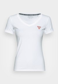 Biała krótki rękaw t-shirt z dekoltem w kształcie litery V. Posiada czerwony trójkątny logo na lewej piersi. Wykonany z miękkiej bawełnianej tkaniny, dopasowany krój.