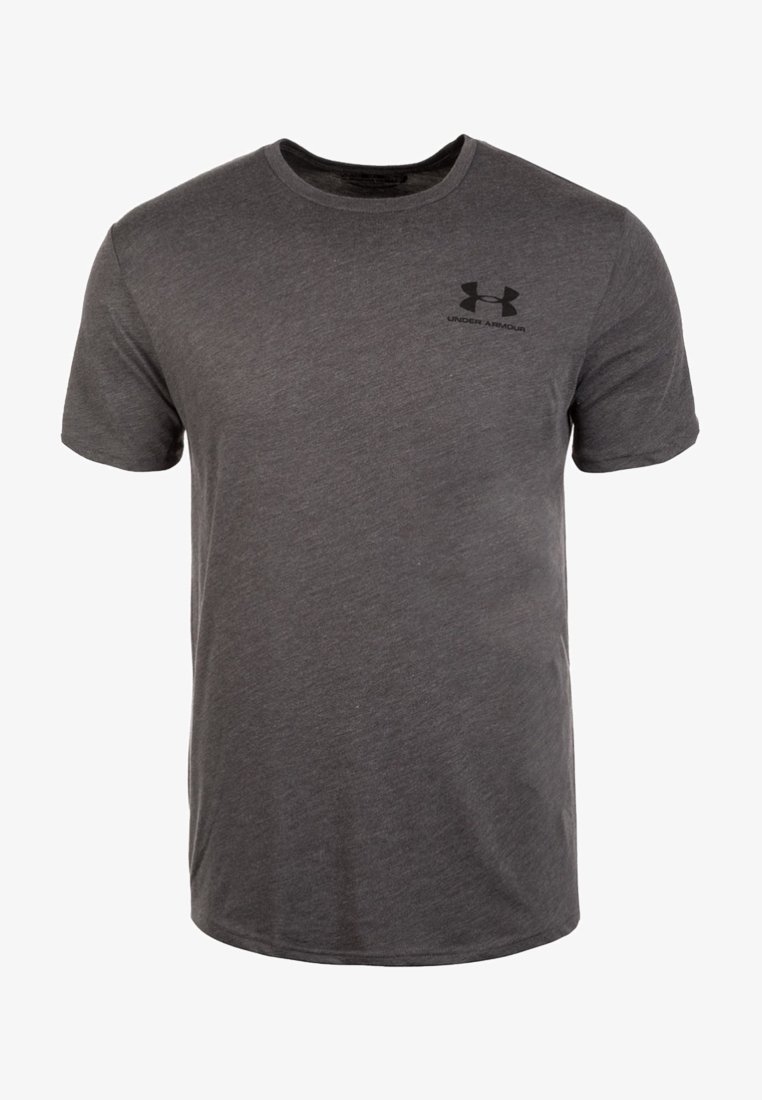 Szara koszulka polo z krótkim rękawem wykonana z miękkiego materiału, z okrągłym dekoltem i czarnym logo "Under Armour" na lewej piersi.