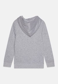 Sweatshirt à capuche gris en tissu doux, avec un design sans couture, des manches longues et un dos simple, sans embellissements.