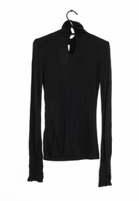 Schwarzes langärmliges Shirt mit hohem Kragen, versehen mit einem kleinen Ausschnitt und gerafften Details an den Handgelenken. Weicher Stoff mit einer glatten Textur.