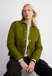 The North Face - REVERSIBLE VISOKE JACKET - Āra jaka - forest olive/pine needle Miniatūras attēls 1