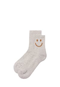 Szare skarpetki ściągane ze wzorem prążkowanym, z krótkim mankietem, z brązowym haftowanym uśmiechniętą twarzą po zewnętrznej stronie. Miękka tekstura, casualowy design.