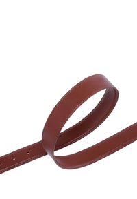 Cintura in pelle marrone con una texture liscia, caratterizzata da un design minimalista, forma piatta e numerosi fori per una vestibilità regolabile.