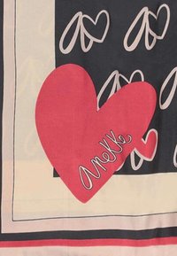 Foulard di seta con un grande cuore rosso con il testo "AneKe", circondato da cuori più piccoli su uno sfondo scuro con accenti crema e neri.