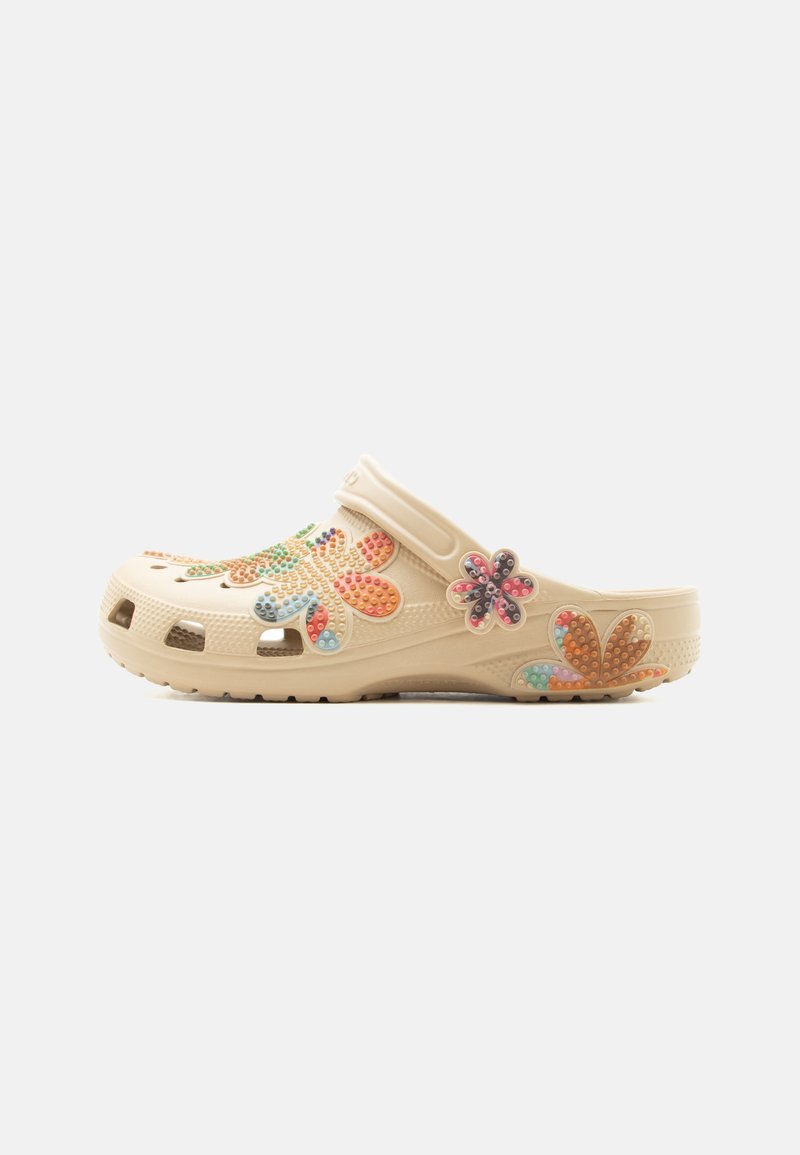 Crocs CLASSIC SUMMER BEADED UNISEX - Slip-on sandaler - beige - Zalando.dk