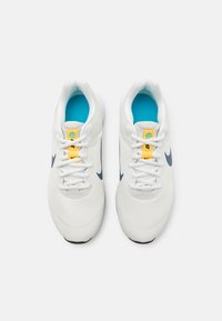 Nike Performance NIKE REVOLUTION 6 (GS) - Løpesko for vei - summit white/diffused blue/light bone/blue lightning