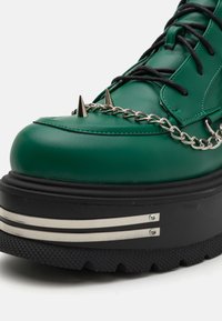 Koi Footwear THE SILENCE PLATFORM GRUNGE BOOTS UNISEX - Šņorējami puszābaki - green
