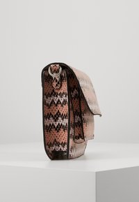 Borsa rettangolare con motivo in pelle di serpente color oro rosa e nero. Texture liscia con pattina e dettagli in metallo argentato.