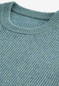 Pulover tricotat de un albastru deschis, cu guler cordonat și un model texturat. Material moale cu nuanțe variate de albastru.