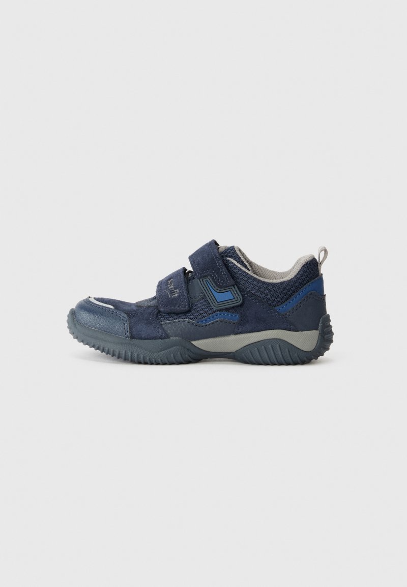 Sportliche Schuhe in Marineblau mit einer Kombination aus Wildleder und Mesh-Materialien. Sie verfügen über einen Klettverschluss, eine strukturierte Sohle und graue Akzente.