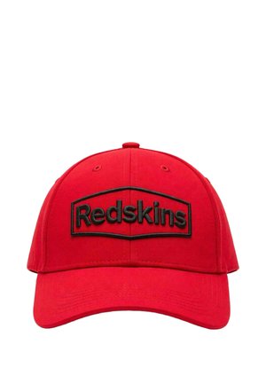 Casquette de baseball rouge avec texte « Redskins » brodé en noir à l'intérieur d'une forme pentagonale délimitée sur le panneau avant sur fond blanc.