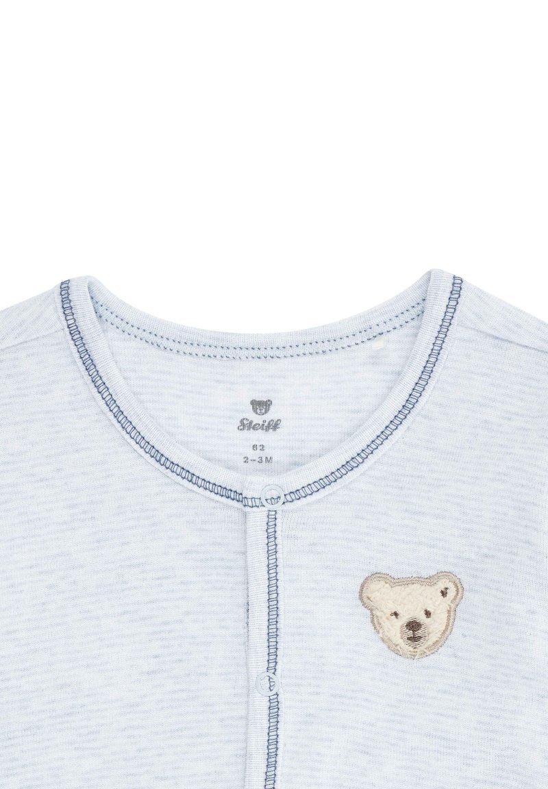 Hellblaues Baumwollbaby-Overall mit rundem Halsauschnitt, Knopfverschluss vorne und einem gestickten Eisbärenkopf auf der linken Seite.