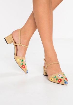 Beżowe sandały na obcasie typu slingback z ostrym noskiem, wykonane z tkanego materiału z kwiatowym haftem w kolorach czerwonym, żółtym i niebieskim. Design na niskim, masywnym obcasie.