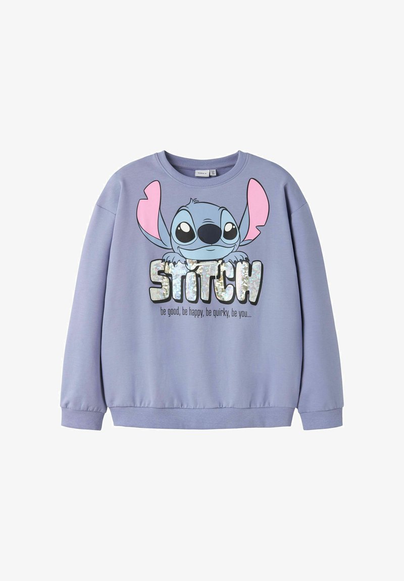 Ljubičasta majica s kapuljačom s velikim crtanim likom Stitch koji drži blistavi natpis "STITCH" i mottom "budi dobar, budi sretan, budi osebujan, budi svoj" ispod.