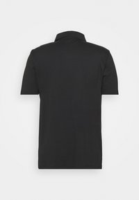 Camisa polo preta com colarinho clássico, mangas curtas e uma textura suave. Design simples sem logótipos ou padrões visíveis.