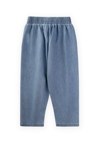 Svijetloplave traperice s elastičnom trakom u struku, skraćene dužine i glatke teksture. Bez dodatnih džepova ili ukrasa.