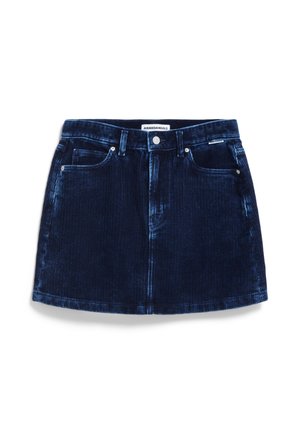 Donkerblauwe denim mini-jurk van corduroy met een getailleerde pasvorm, vijf zakken, knoopsluiting en riemlussen. Verticale ribbeltextuur.