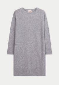 Robe grise à manches longues en tissu doux avec un col rond et une coupe décontractée, sans motifs ni ornements.