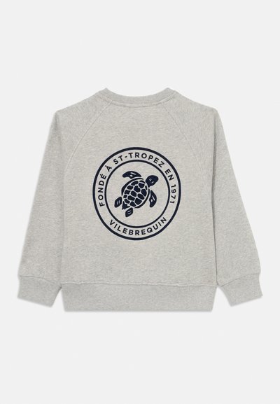 Helles graues Sweatshirt mit navyblauem Schildkrötenlogo und kreisförmigem Text "Fondé à St-Tropez en 1977 Vilebrequin" auf der Rückseite.