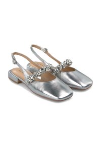Scarpe slingback argento con design a punta quadrata, finitura metallica e decorazioni in cristallo sul cinturino. Tacco a blocco basso.