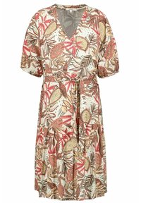 Sukienka z krótkim rękawem, z dekoltem w kształcie litery V, paskiem w talii oraz kwiatowym wzorem w kolorach różu, beżu i zieleni na jasnym tle.