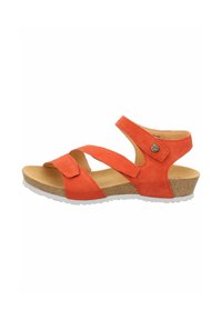 Sandalo in suede arancione con due cinturini regolabili, suola in sughero e suola in gomma bianca. Presenta un dettaglio decorativo a pulsante.