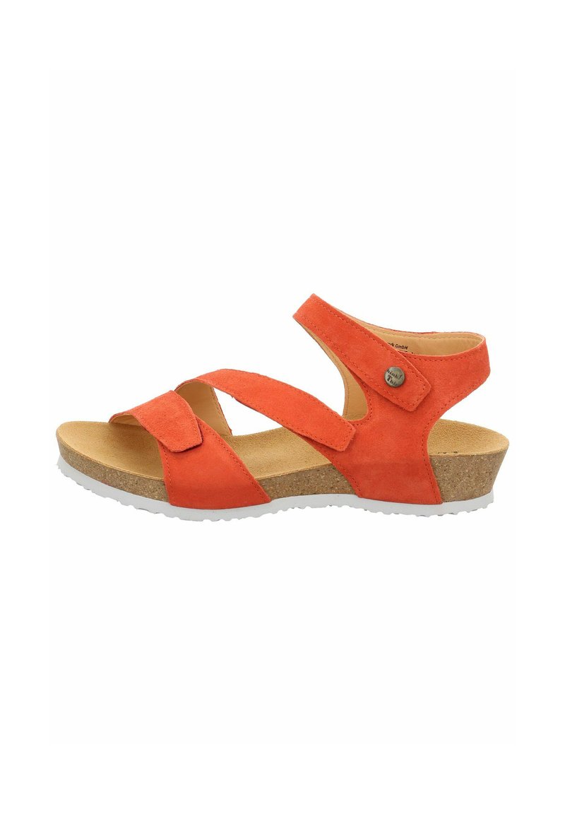 Sandalo in suede arancione con due cinturini regolabili, suola in sughero e suola in gomma bianca. Presenta un dettaglio decorativo a pulsante.