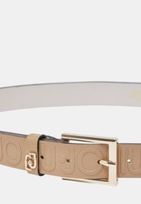Ceinture en cuir beige avec un motif embossé, équipée d'une boucle en métal doré et une finition lisse et texturée.