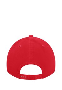 Rote Kappe mit gebogenem Schirm, aus Textilmaterial gefertigt. Verfügt über einen Kunststoffsnapback-Verschluss und Belüftungslöcher an der Oberseite.