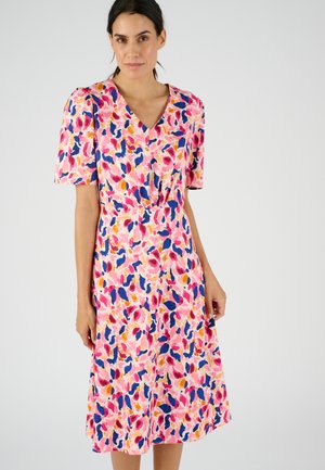 Florale jurk van lichtgewicht stof met een mix van roze, blauw, oranje en gele kleuren in een aquarelpatroon. V-hals en korte mouwen.