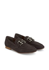 Dunkelgraue Wildleder-Loafer mit quadrater Zehenform, ausgestattet mit einem metallischen Doppelkettenakzent am Riemen und einem niedrigen braunen Absatz.