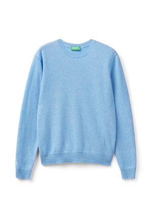 Maglione a maniche lunghe blu chiaro a girocollo con polsini e orlo a coste, adagiato su uno sfondo bianco.