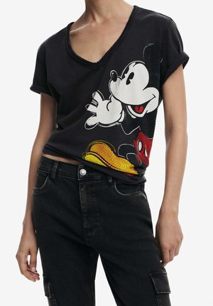 Camiseta negra de manga corta con un gran gráfico retro de Mickey Mouse en colores llamativos, escote en V y un corte relajado.