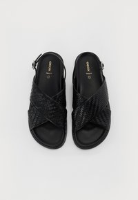 Svarte GeoX sandaler med vevd design, kryssremmer og bakre ankelrem. Glatt tekstur, minimalistisk stil og slitesterk materiale.