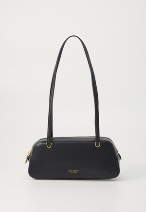 Borsa a tracolla in pelle nera con forma rettangolare, due manici curvi, dettagli in metallo dorato e apertura con zip. Logo del marchio visibile.