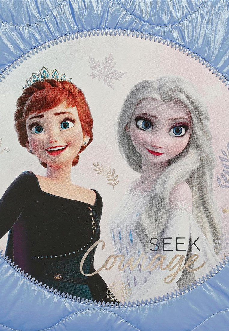 Coperta a tema Frozen con Anna ed Elsa. Sfondo blu con motivi intricati, texture morbida e la frase "CERCA Coraggio" inclusa.