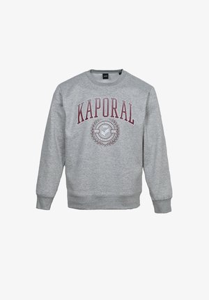 Sudadera gris con "KAPORAL" en letras burdeos, emblema estilizado con hojas de laurel, puños y dobladillo acanalados. Material suave, diseño de cuello redondo.