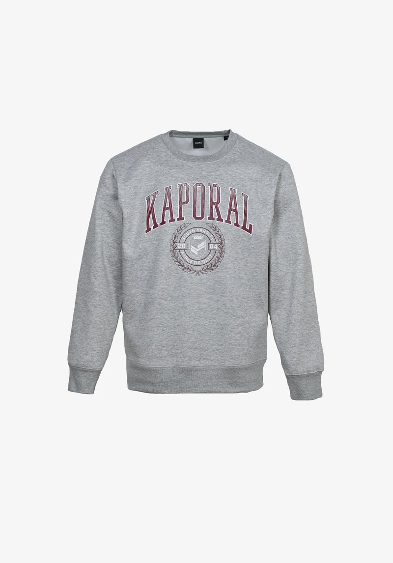 Sudadera gris con "KAPORAL" en letras burdeos, emblema estilizado con hojas de laurel, puños y dobladillo acanalados. Material suave, diseño de cuello redondo.
