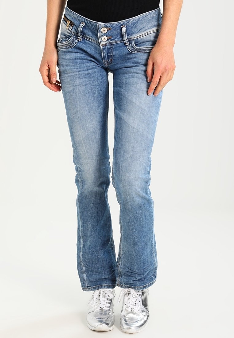 Los vaqueros azul claro acampanados tienen un diseño de cinco bolsillos, áreas desgastadas y herrajes metálicos azules con dos botones en la parte delantera.